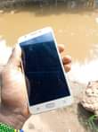 A picture of Nauza Samsung J7 simu iko safi ila inacrak zisizo na