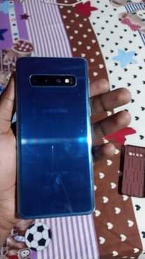 A picture of Samsung S10 plain