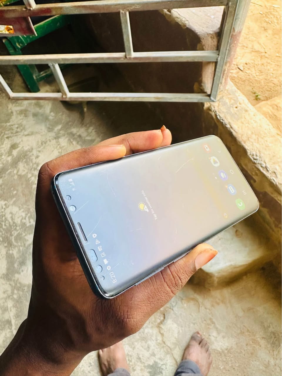 A picture of Samsung s9 little crack at the back135k only