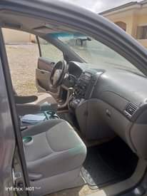 A picture of TOYOTA SIENNA 08