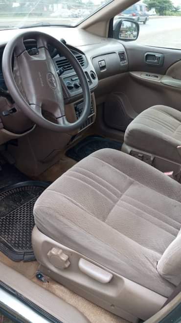 A picture of 2003 small sienna AC chilling Sweet and silent engine Gear