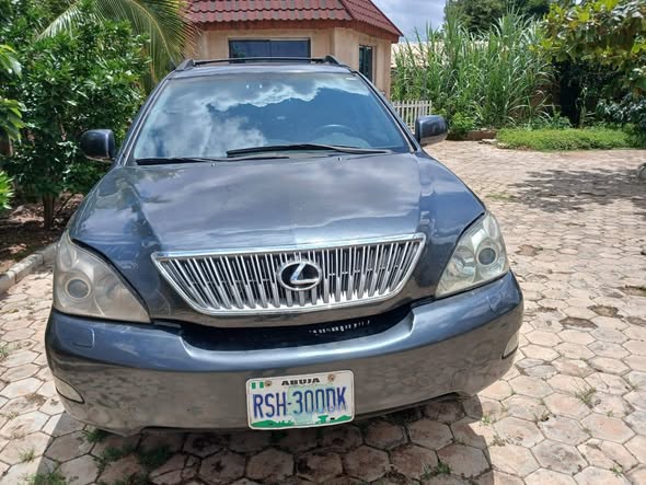 A picture of Lexus RX330 very clean untempered engine and gear