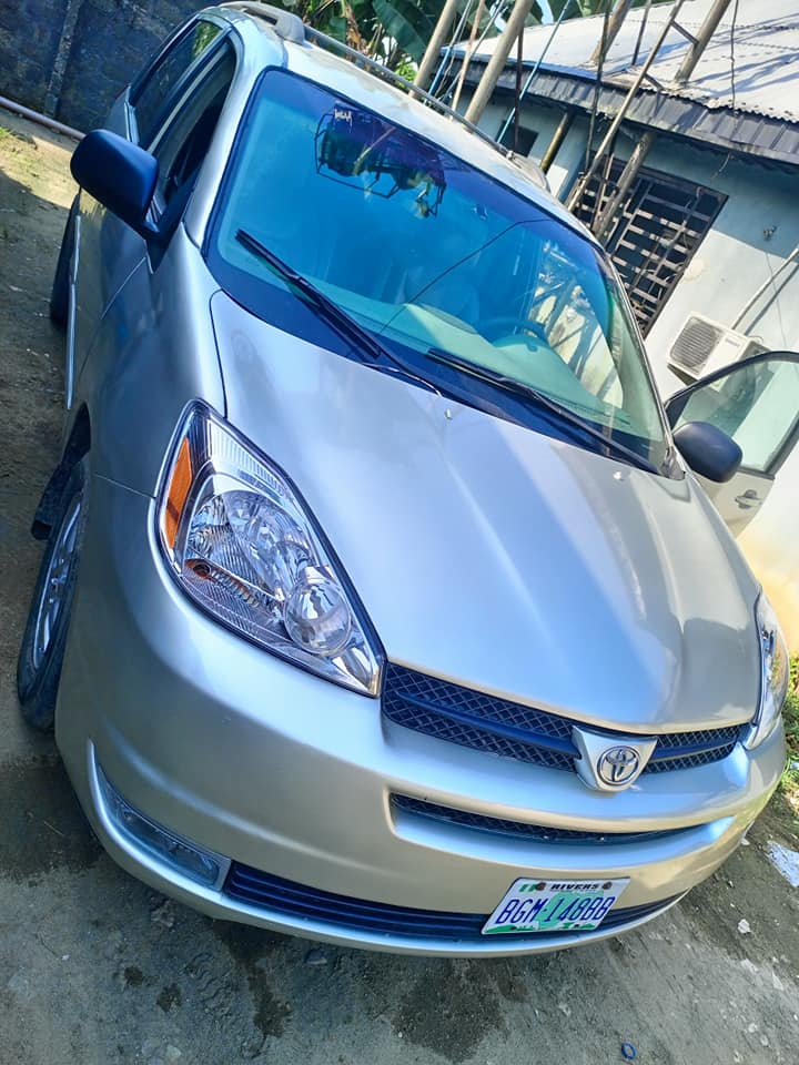 A picture of Toyota sienna 2005 model