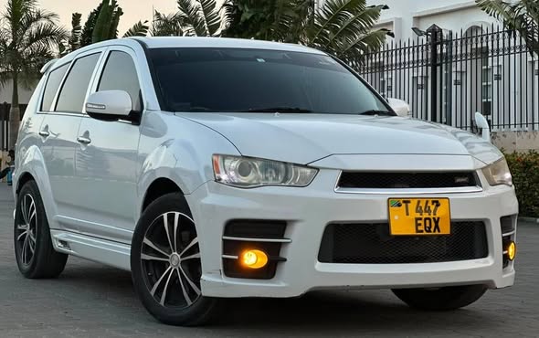 A picture of MITSUBISH OUTLANDER 2012 24 8milion
