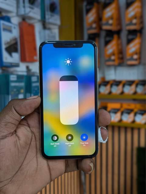 A picture of Iphone X 64gb clean sana
