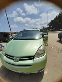 A picture of Toyota seina 2005 and 2006 model