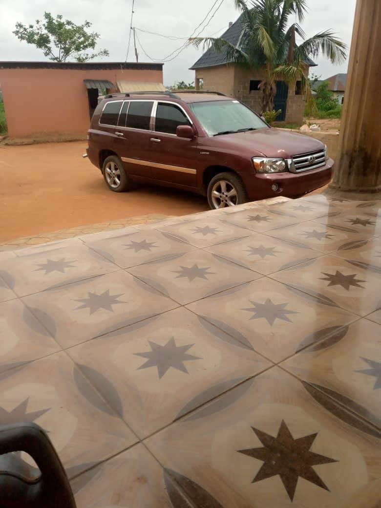 A picture of 03 Toyota Highlander
