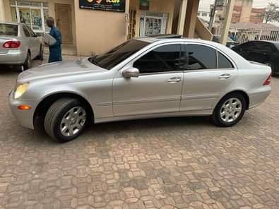 A picture of Belgium standard Mercedes Benz c350 2005 2006 model with Chilling