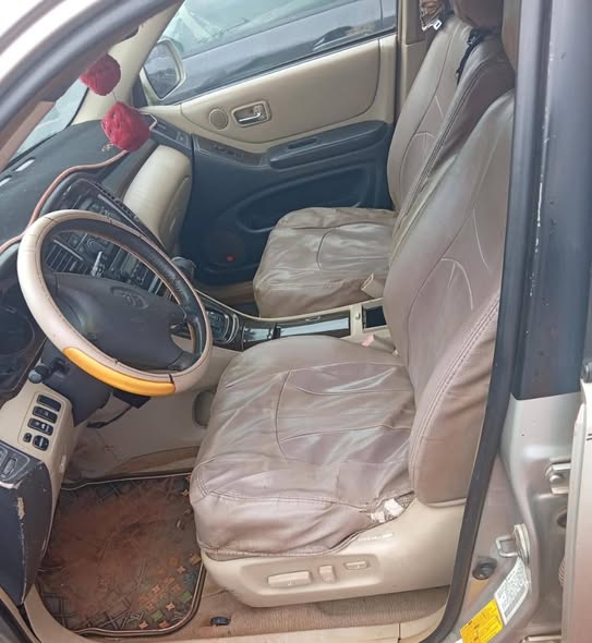 A picture of First Body 2004 TOYOTA HIGHLANDER