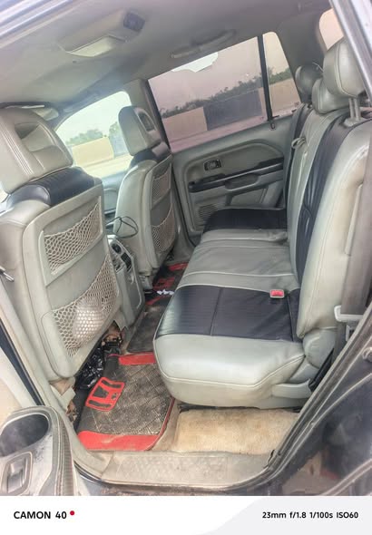 A picture of 2004 Honda pilot