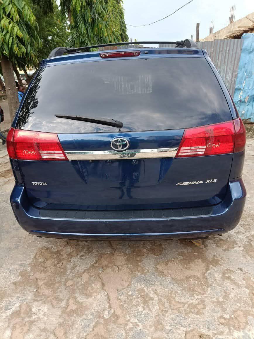 A picture of Toyota Sienna