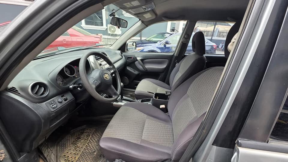 A picture of Toyota Rav4 2005 toks standard good deal