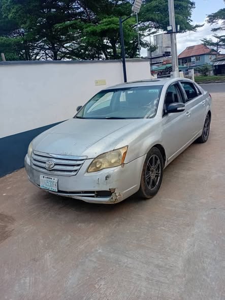 A picture of Toyota Avalon 2006 XLE leather seat engine and gear untouched