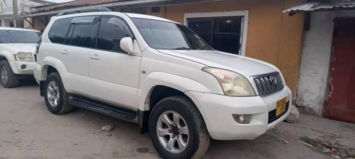 A picture of TOYOTA LAND CRUISER PRADO BEI.............18M 068220087760