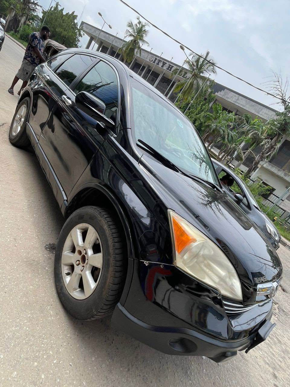 A picture of Two uniteSuper clean 2009 Honda CRV. Toks standard. V4 powered.