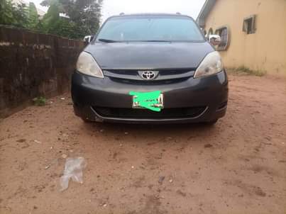 A picture of Toyota Sienna 2008