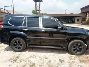 A picture of GX 470 Lexus Jeep upgraded to Land Cruiser Prado 2023