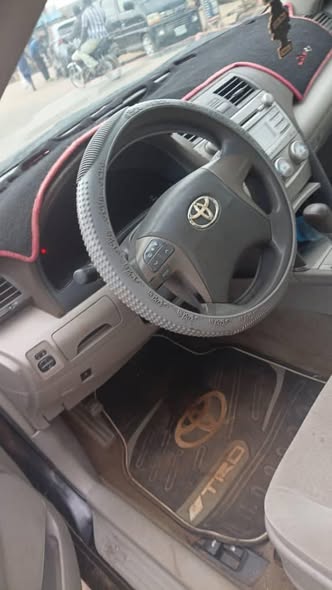 A picture of Very clean 011 Toyota camry