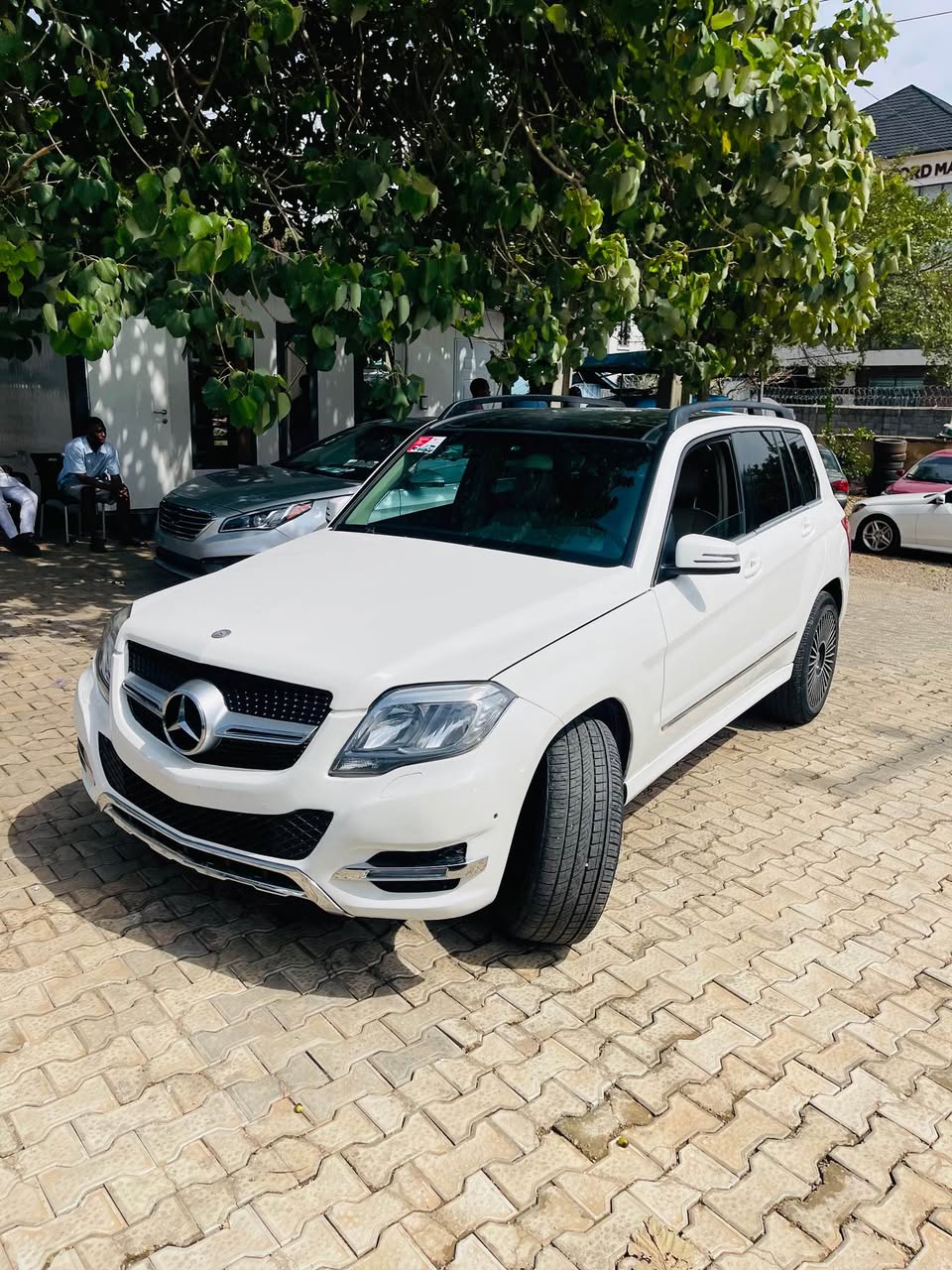 A picture of 2011 MERCEDES BENZ GLK350 4MATIC FAIRLY USED 09153750769