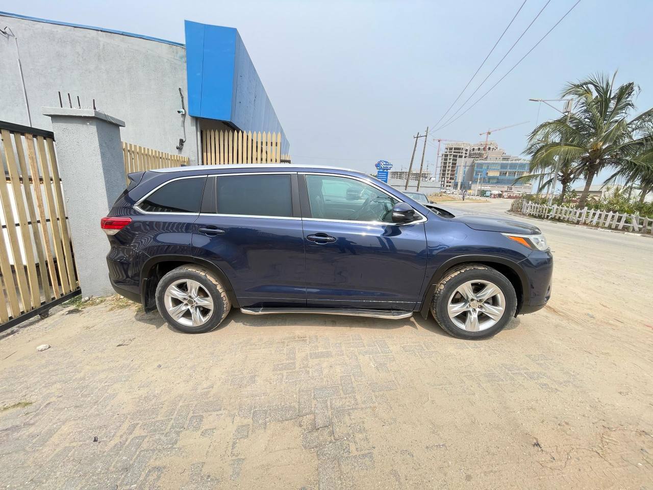 A picture of Very Sharp Toyota Highlander 2016 with untouched engine gear ac