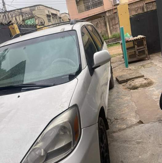A picture of Toyota sienna 2005 first body toks standard 09066107030 