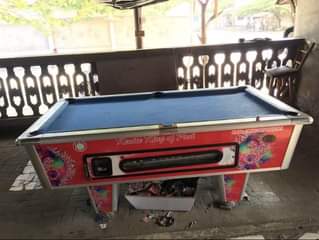 A picture of Pooltable Kama linavyoonekana kazi imenyooka sana na kitambaa nakuwekea kipya