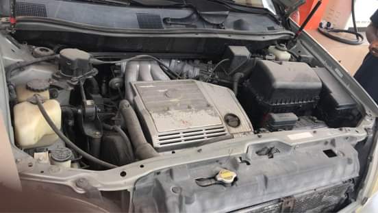 A picture of 2000 model lexus rx 300