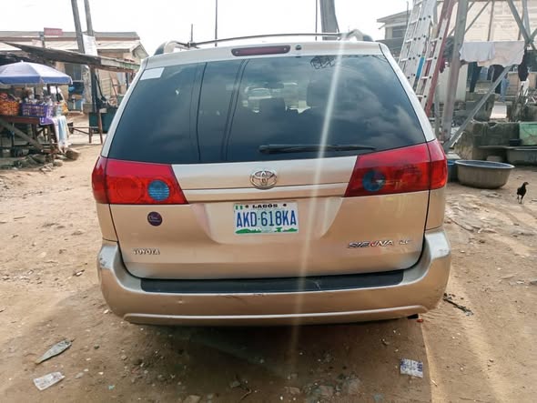 A picture of Toyota Sienna 2009 First Body 2GR Engine