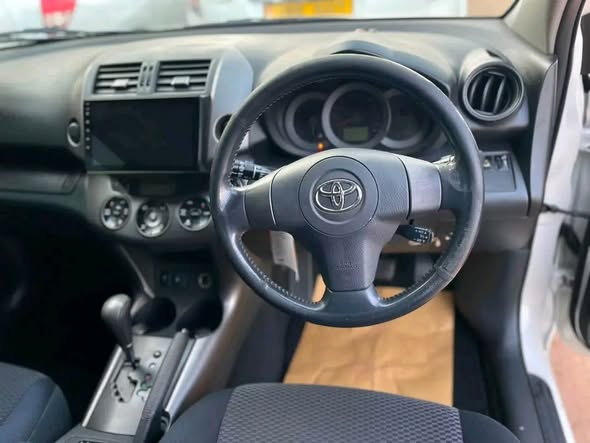A picture of Toyota RAV4 2009 2 4cc vvti petrol 45M