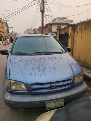 A picture of Toyota sienna 2000