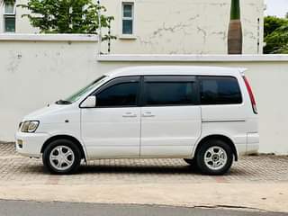 A picture of TOYOTA NOAH SR 40