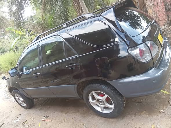 A picture of TOYOTA HARRIER OLD
