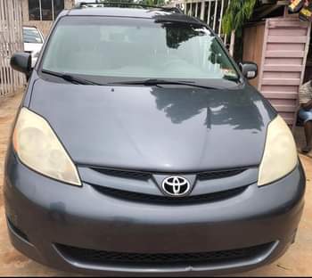 A picture of Toyota sienna 07 foreign used Tokunbo duty paid