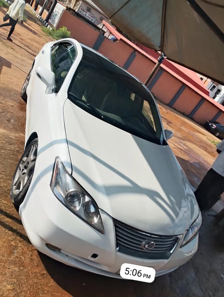 A picture of Es350 2009 model Full option