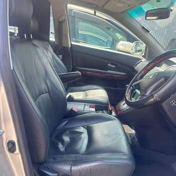 A picture of Toyota harrier 2011model. 0700327795 