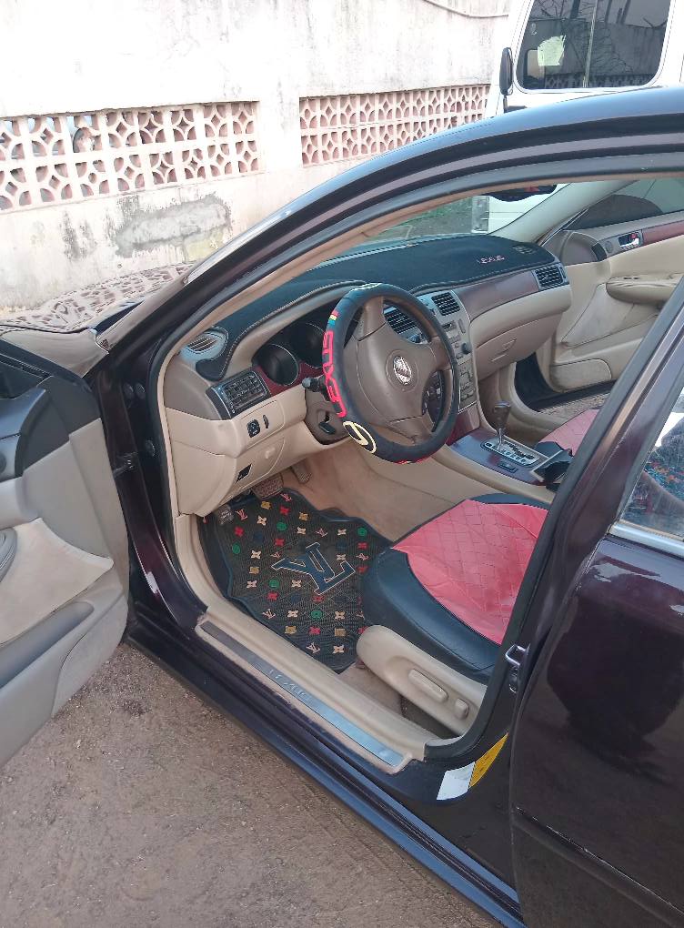 A picture of Lexus Es 300