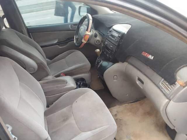 A picture of 2005 Toyota Sienna in good condition sound engine and gear