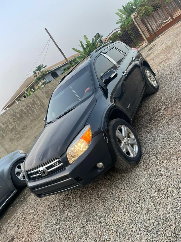 A picture of Toyota rav 4 2008