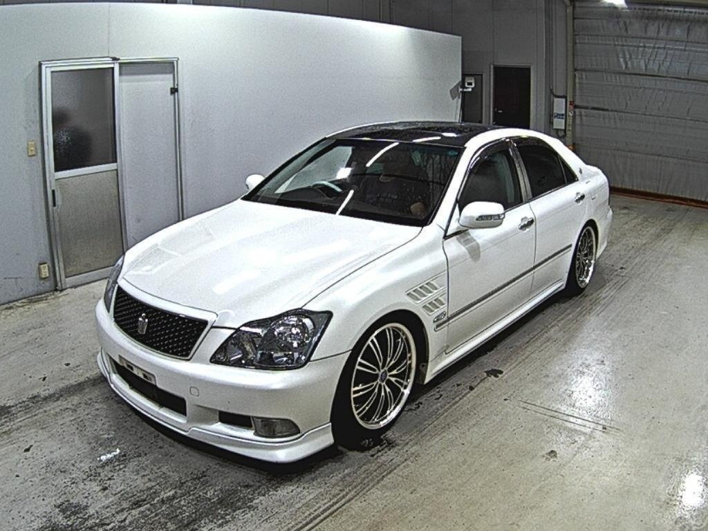 A picture of 2005 TOYOTA CROWN grs180