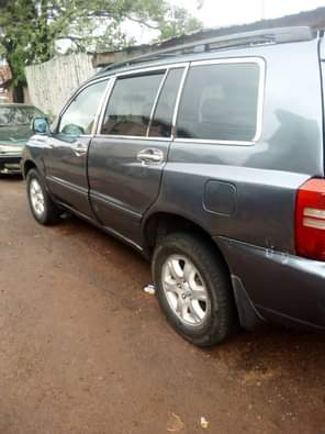 A picture of Distress sale 2004 2004 Toyota Highlander Please AC NEEDS ATTENTION