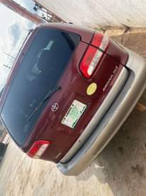 A picture of Toyota sienna 03