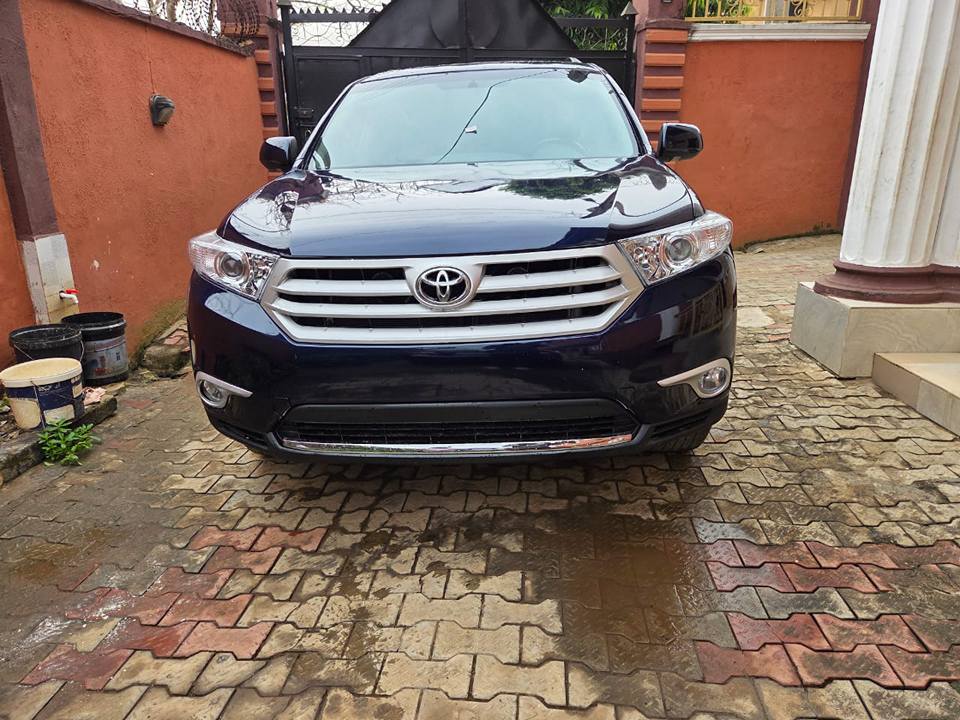 A picture of 2012 highlander sports edition blue 17 2m