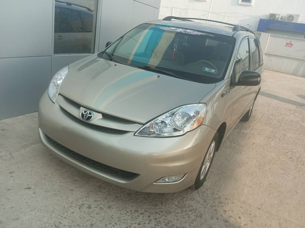 A picture of 2006 Toyota sienna