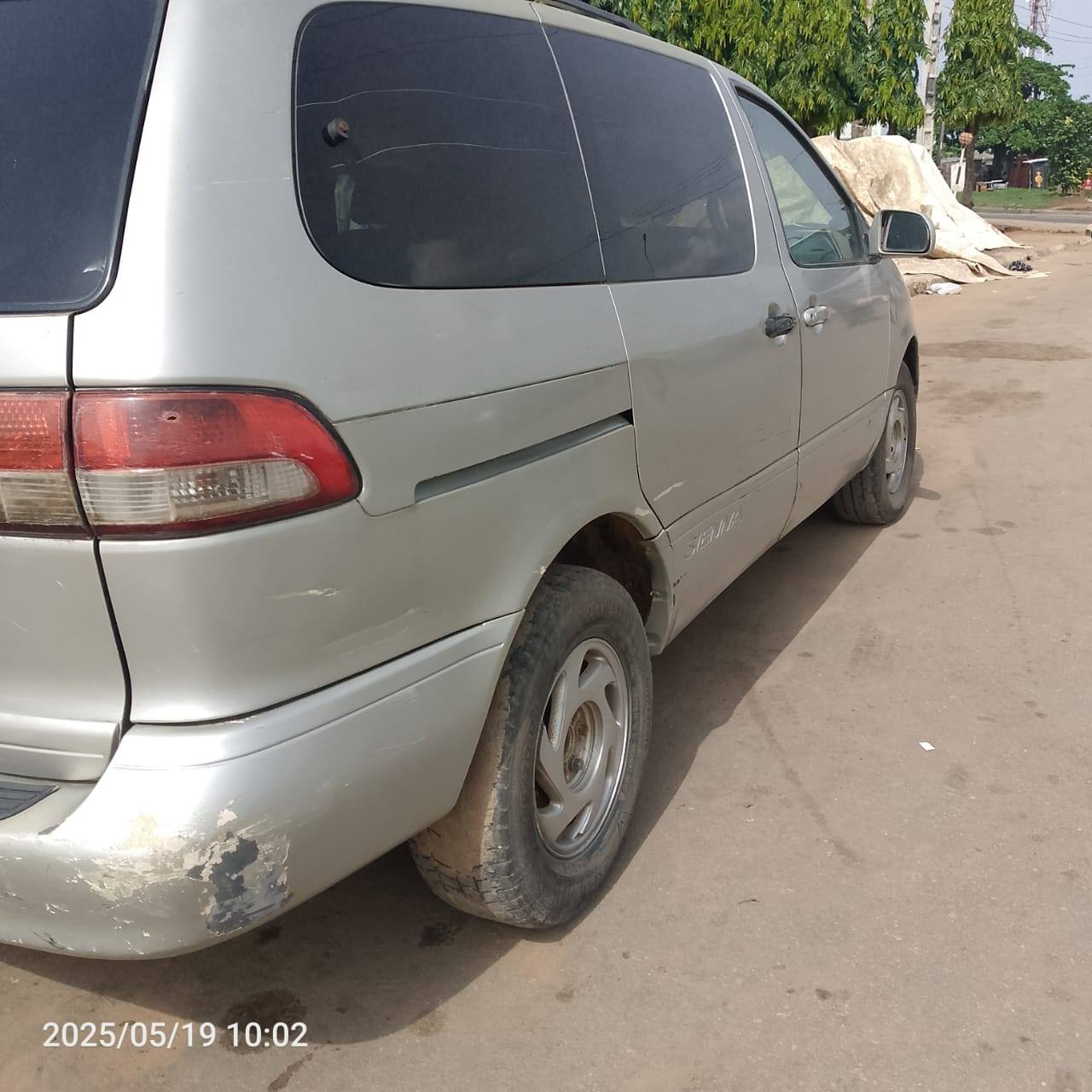 A picture of Toyota Sienna 2002 Clean Register