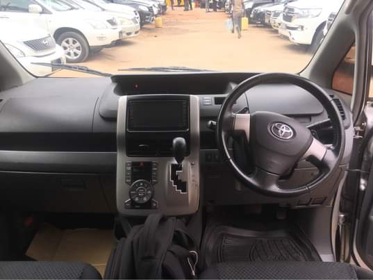A picture of NOAH Si Valve matic Black interior Fuel saving Side light