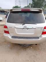 A picture of 2004 Toyota Highlander 3