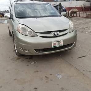 A picture of Toyota sienna 2006 model neatly used with ac 3 4mil