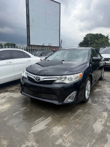 A picture of Foreign use XLE Toyota Camry 2014 with 4 plugs and