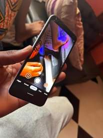 A picture of google 3a gb64 inakreck na doa ila inafanya kazi kila