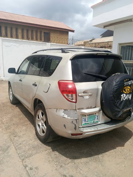 A picture of Rav4 08